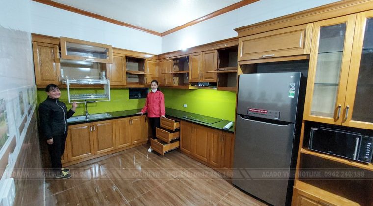 Kính bếp xanh phỉu hợp với tủ bếp chất liệu gỗ sồi Nga tăng thêm vẻ đẹp không gian bếp