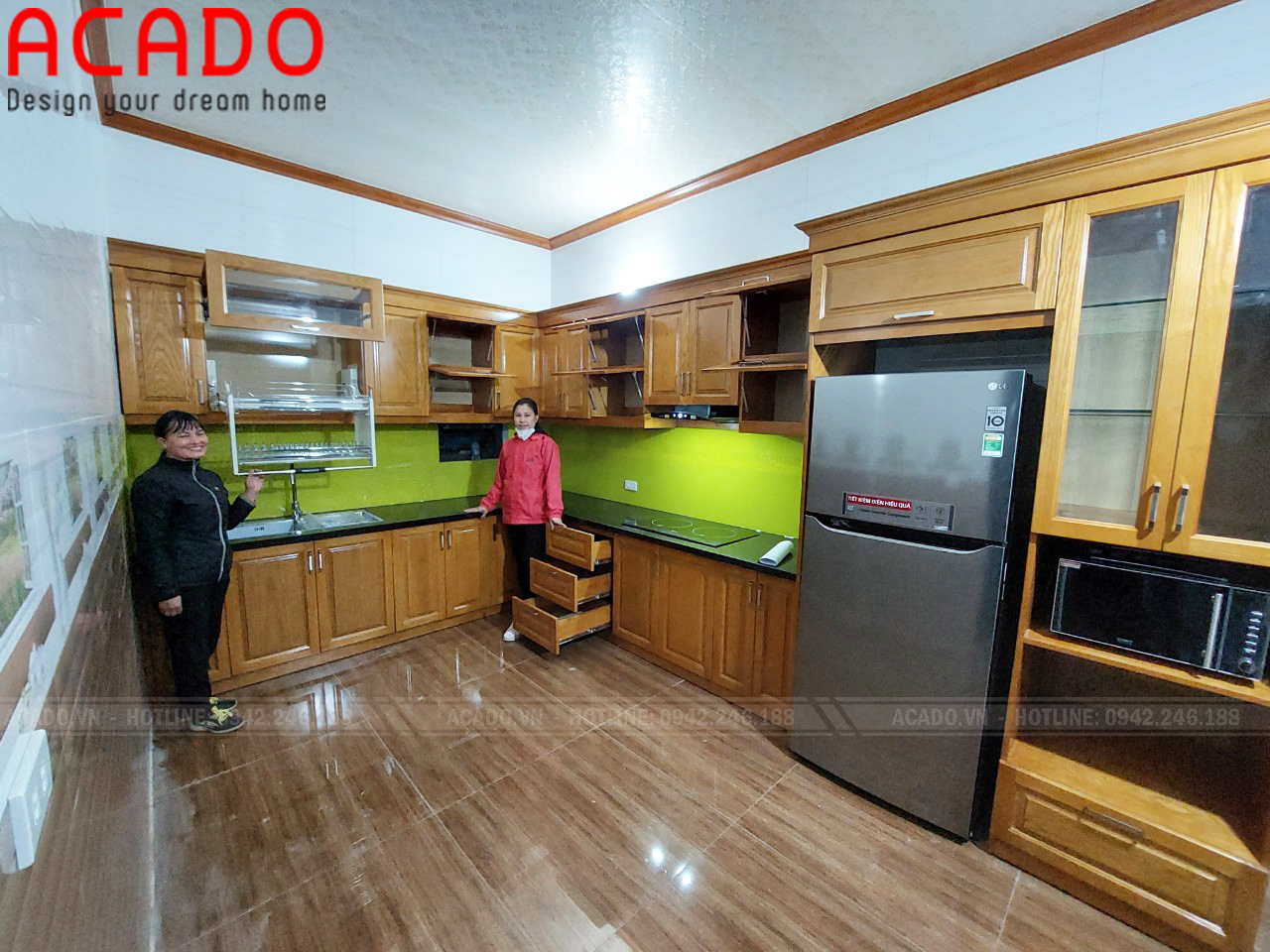 Kính bếp xanh phù hợp với tủ bếp chất liệu gỗ sồi Nga tăng thêm vẻ đẹp không gian bếp