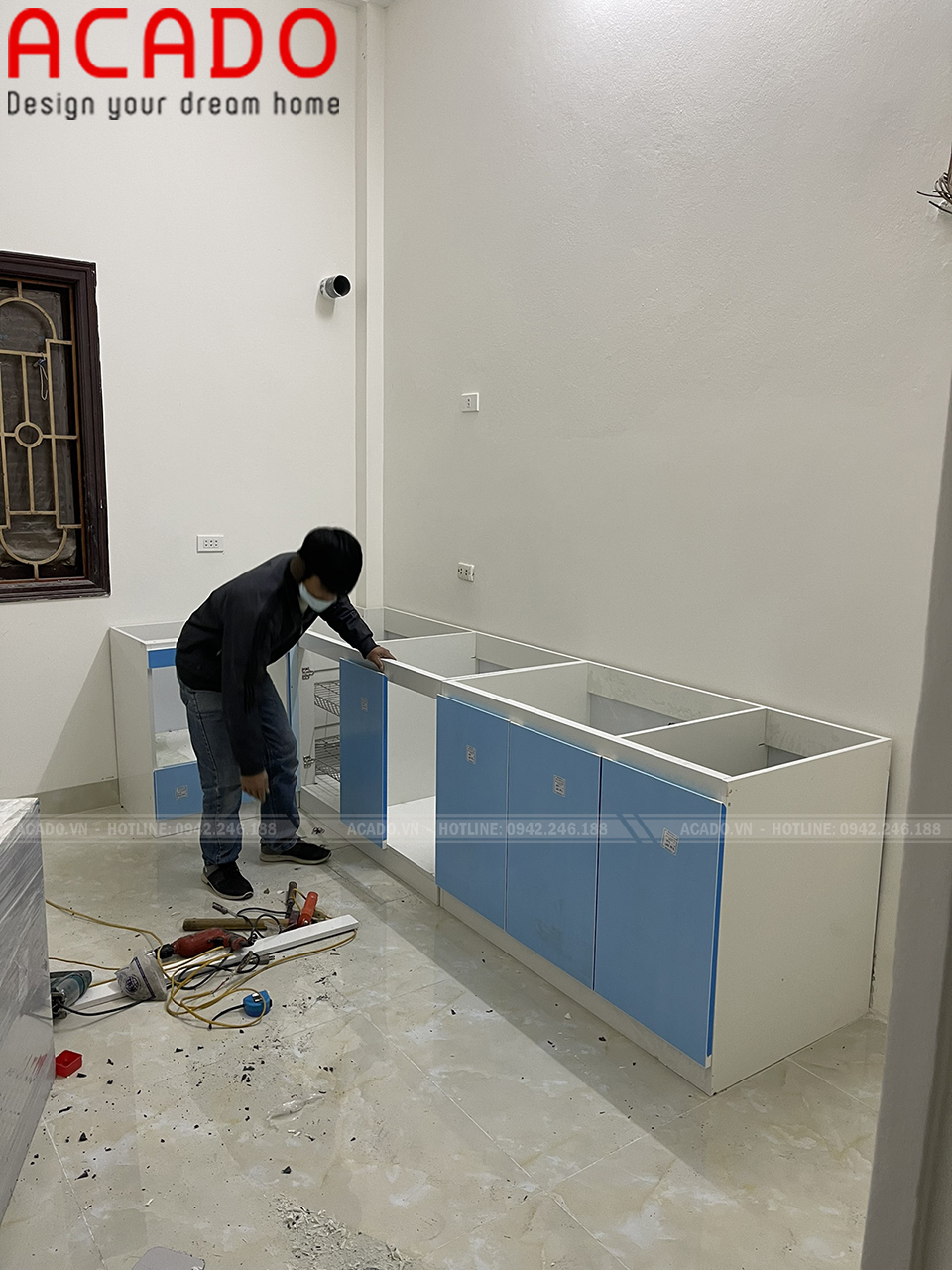 Thợ thi công tiến hành quá trình lắp đặt - Làm tủ bếp tại Phan Đình Giót