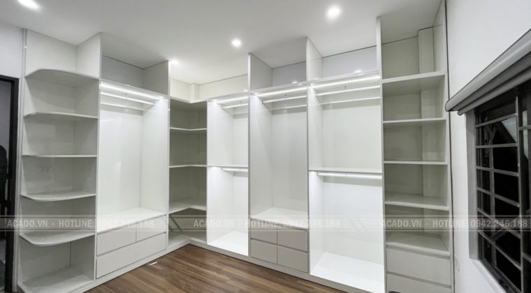Thiết kế kịch trần kết hợp với tủ bếp màu trắng tạo cảm giác không gian được mở rộng