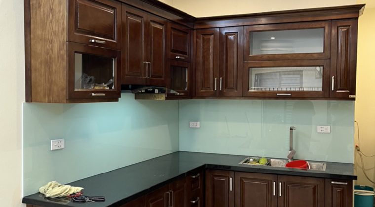 Tủ bếp gỗ sồi Nga phun sơn giả óc chó