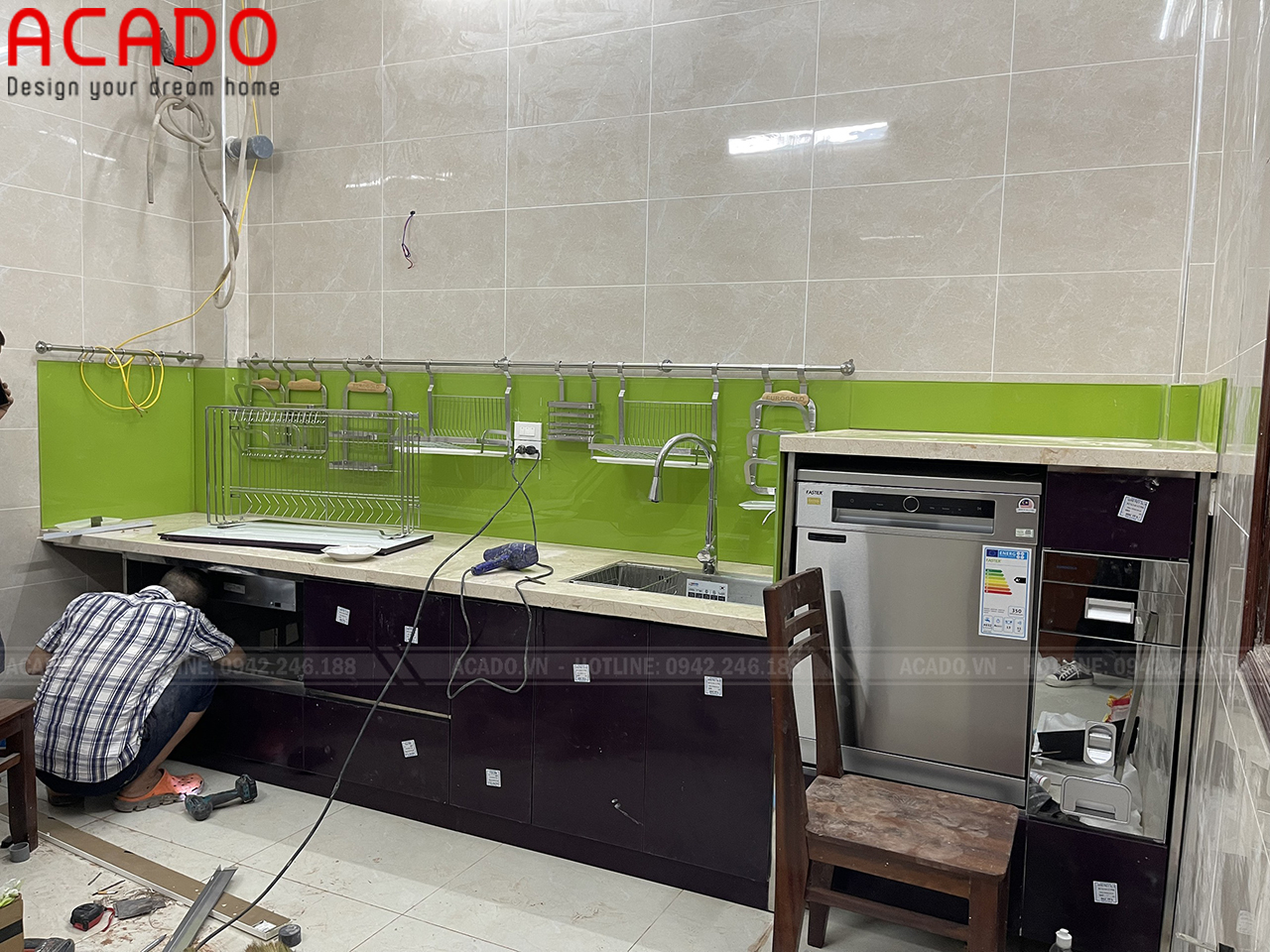Kính bếp màu xanh non nổi bật - Lắp đặt tủ bếp tại Trần Phú