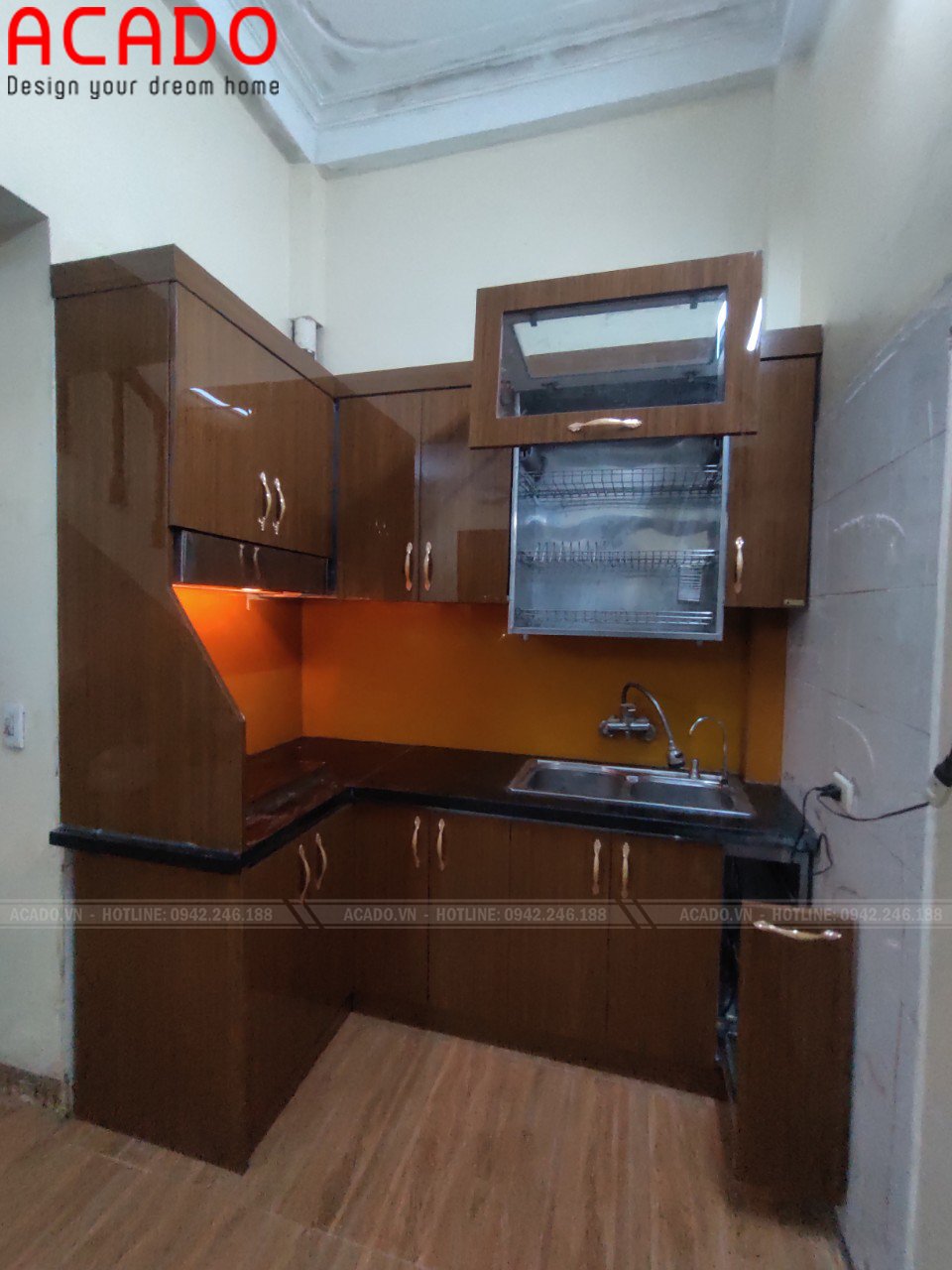 Tủ bếp thùng inox cánh Acrylic phù hợp với nhiều không gian bếp.