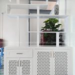 Tủ trang trí với chất liệu cốt xanh MDF phun sơn trắng phù hợp với nhiều không gian trong căn nhà của bạn.