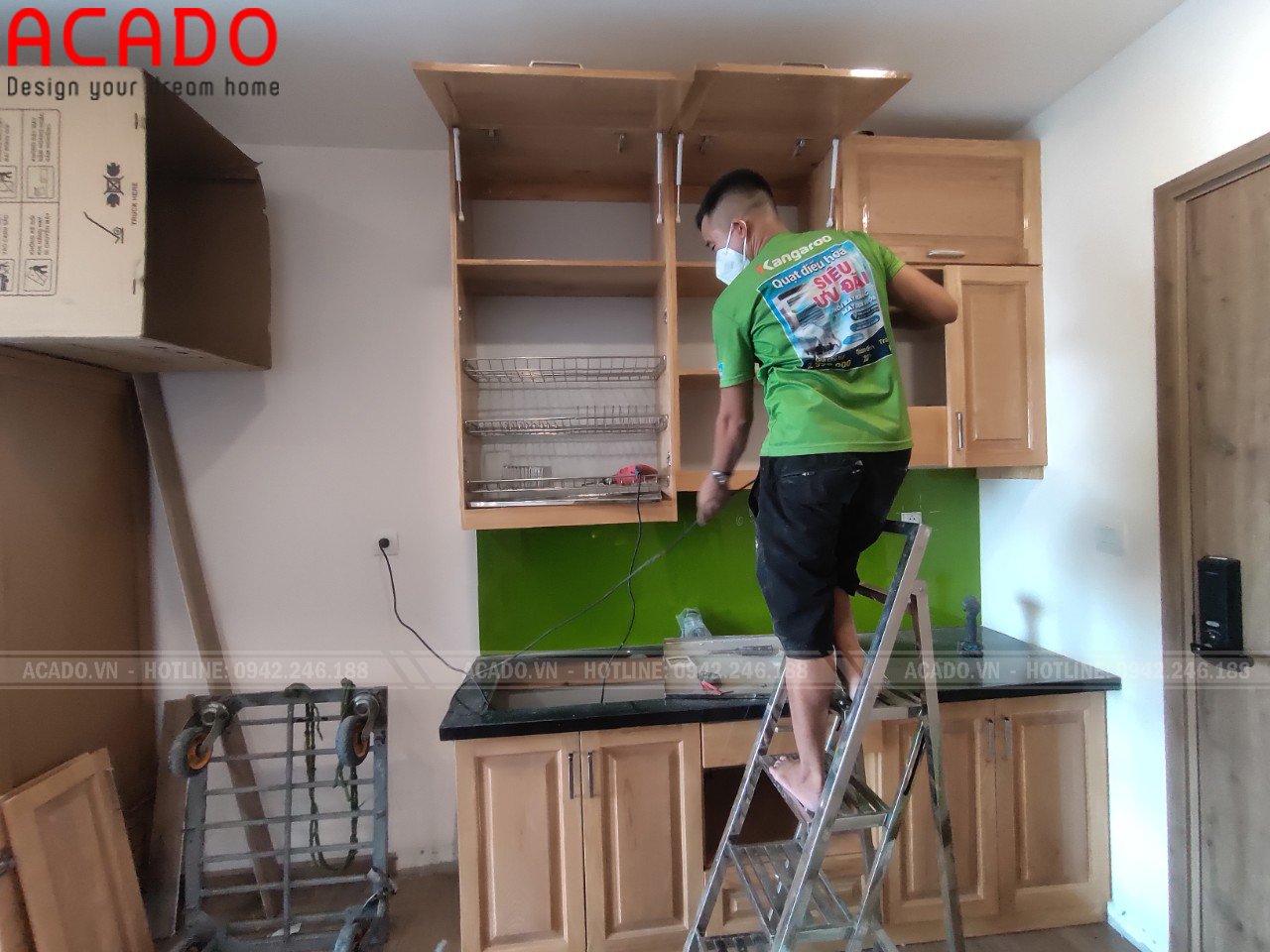 Hình ảnh thợ thi nội thất ACADO đang miệt mài lắp đặt tủ bếp