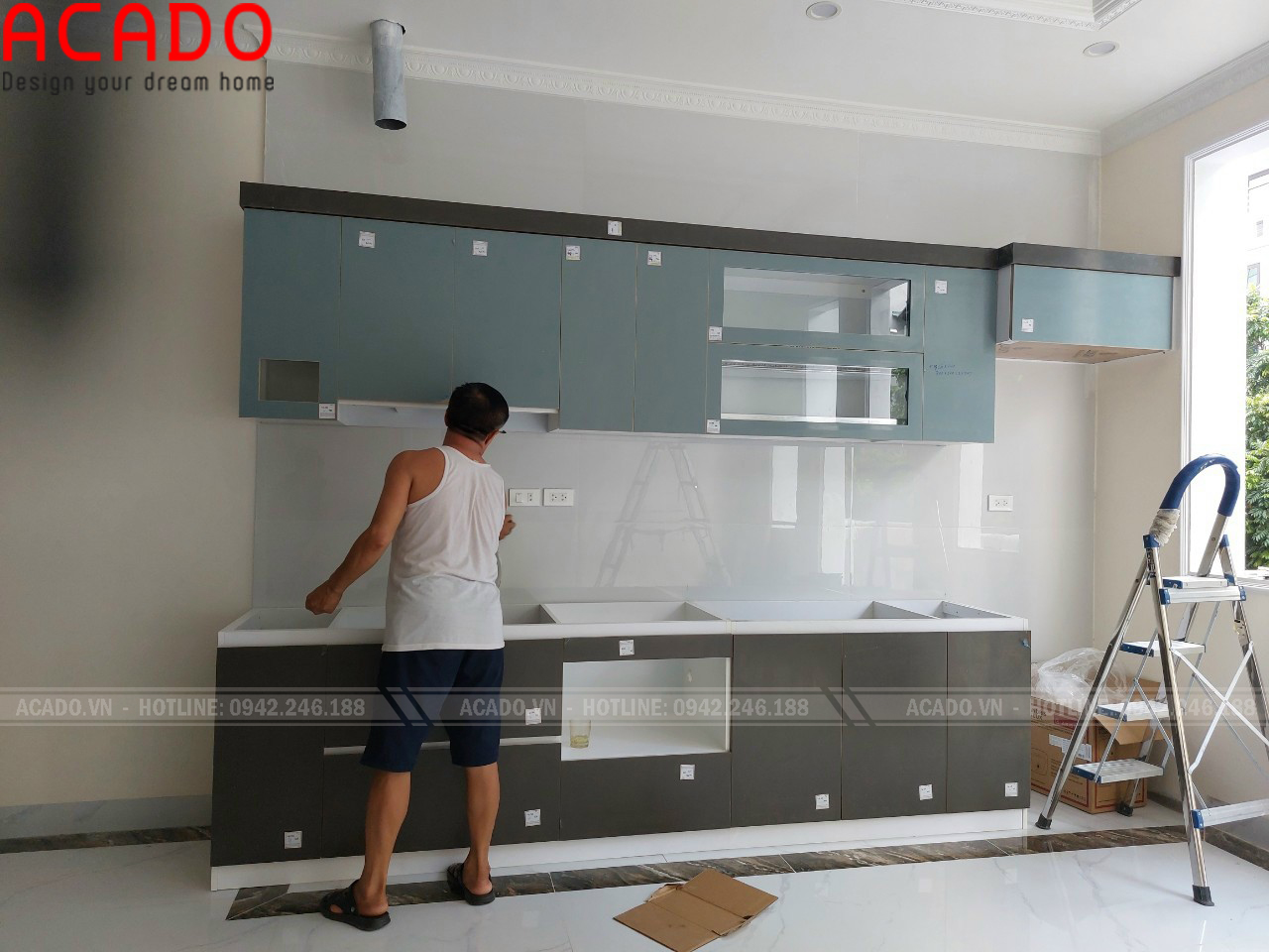 Cánh Acrylic phủ bóng tăng tính thẩm mĩ cho tủ bếp của bạn.