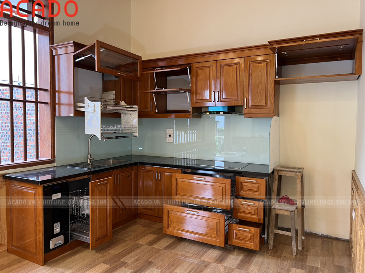Tủ bếp kết hợp với kính ốp tường màu xanh ngọc vô cùng bắt mắt và trẻ trung.