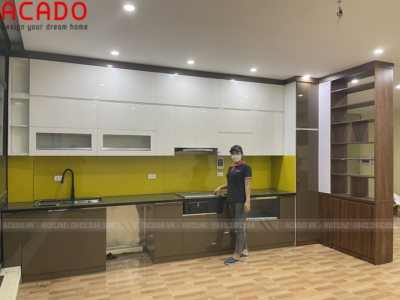 Tủ bếp kết hợp kính ốp tường màu vàng chanh đem đến không gian trẻ trung và năng động.