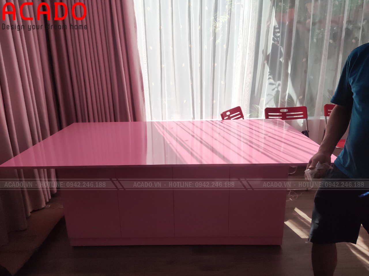 Bề mặt tủ với chất liệu Acrylic phủ bóng gương dễ dàng vệ sinh và lau dọn.