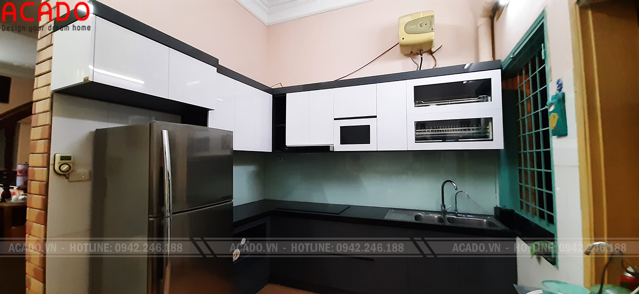 Tủ bếp kết hợp với kính ốp tường mãu xanh min tạo vẻ đẹp hài hòa và cũng chính lầ điểm nhấn của không gian bếp