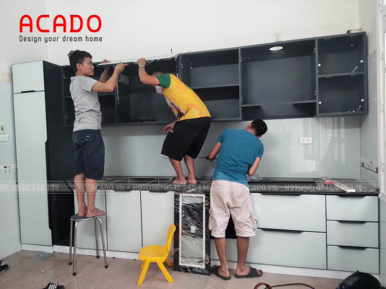Quá trình lắp đặt tủ bếp của nhân viên lắp đặt ACADO tại Hoàng Mai