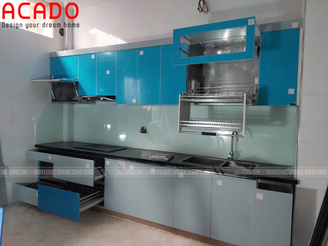 Tủ bếp chất liệu thùng inox cánh Acrylic phủ bóng gương mang lại không gian bếp hiện đại - ACADO