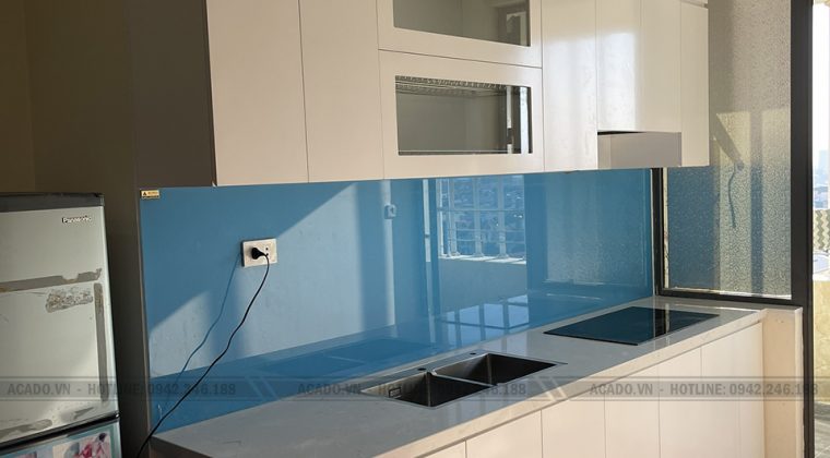 Điểm nhấn của tủ bếp chính là kết hợp hài hòa giữa kính ốp tường màu xanh ngọc và tủ bếp màu trắng tạo không gian vô cùng sáng và đẹp mắt