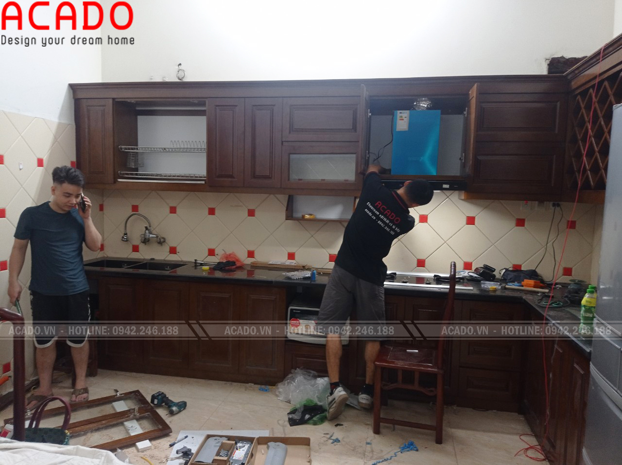 Hình ảnh thợ ACADO đang lắp đặt tủ cho gia đình anh Phúc