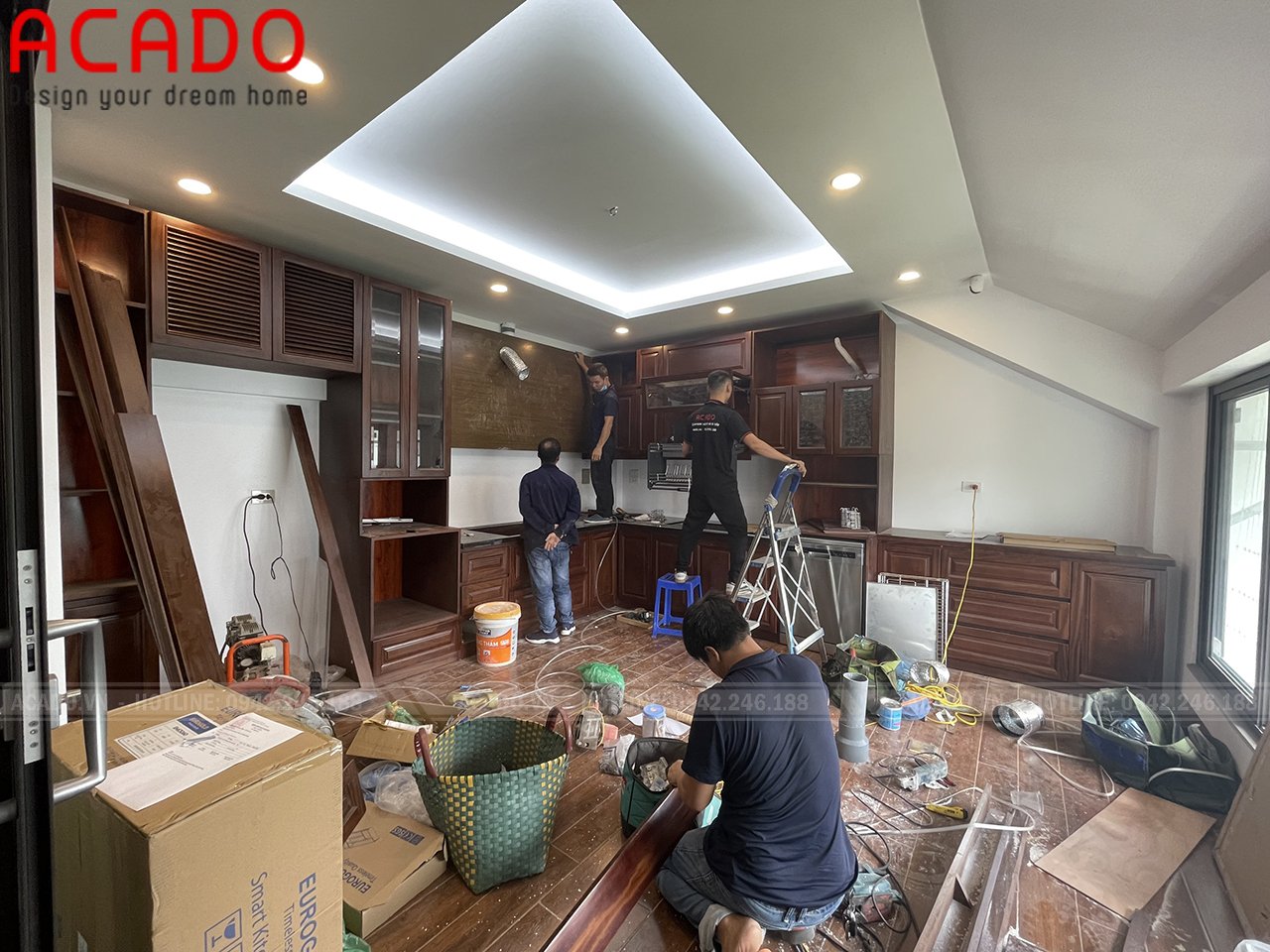 Hình ảnh thợ thi công đang lắp đặt tủ bếp cho gia đình chị Hằng tại Lê Trọng Tấn