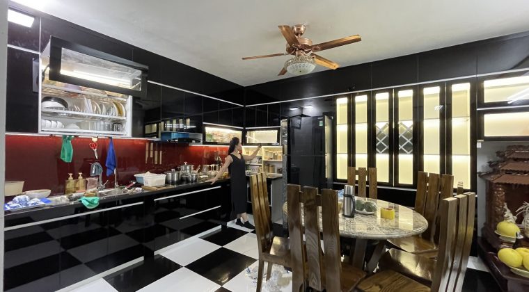 Sự kết hợp hoàn hảo giữa tủ bếp màu đen và kính bếp màu đỏ - ACADO.vn