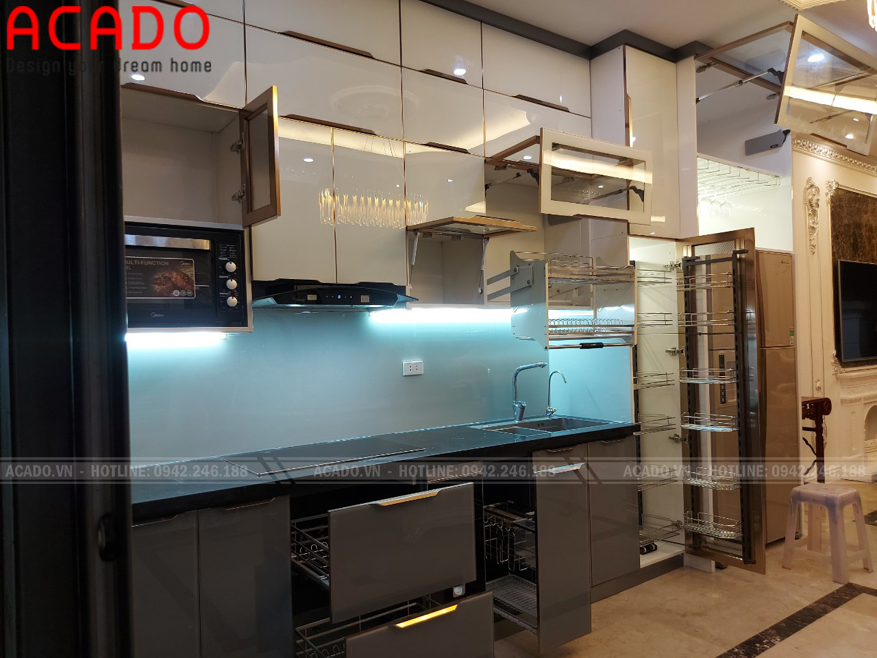 Cánh kính kiểu dáng hiện đại, sang trọng - Thi công tủ bếp tại Vinhomes Long Biên