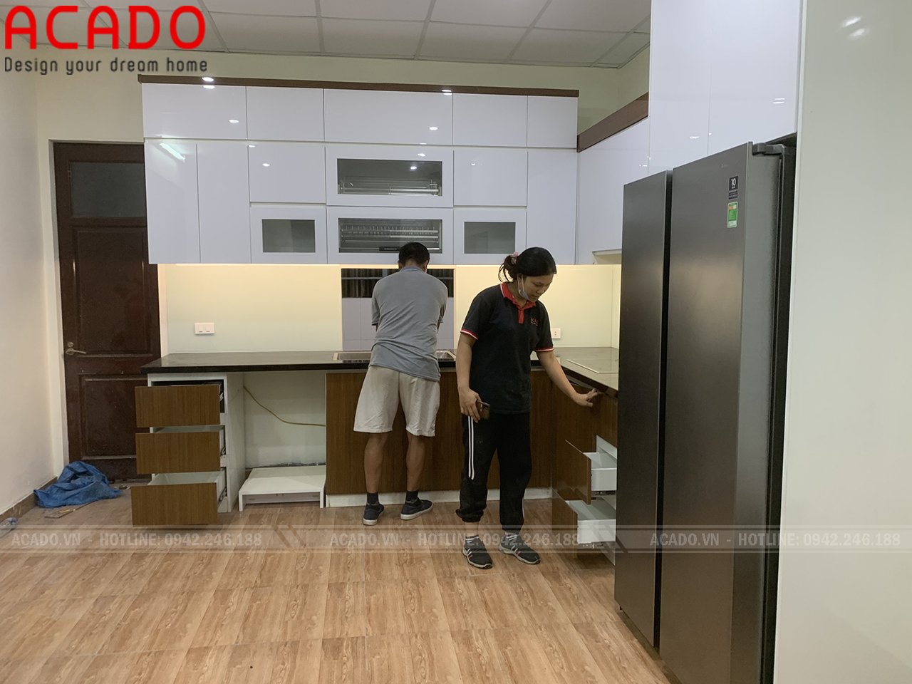 Chú Nguyệt đang nghiệm thu công trình tủ bếp do ACADO lắp đặt