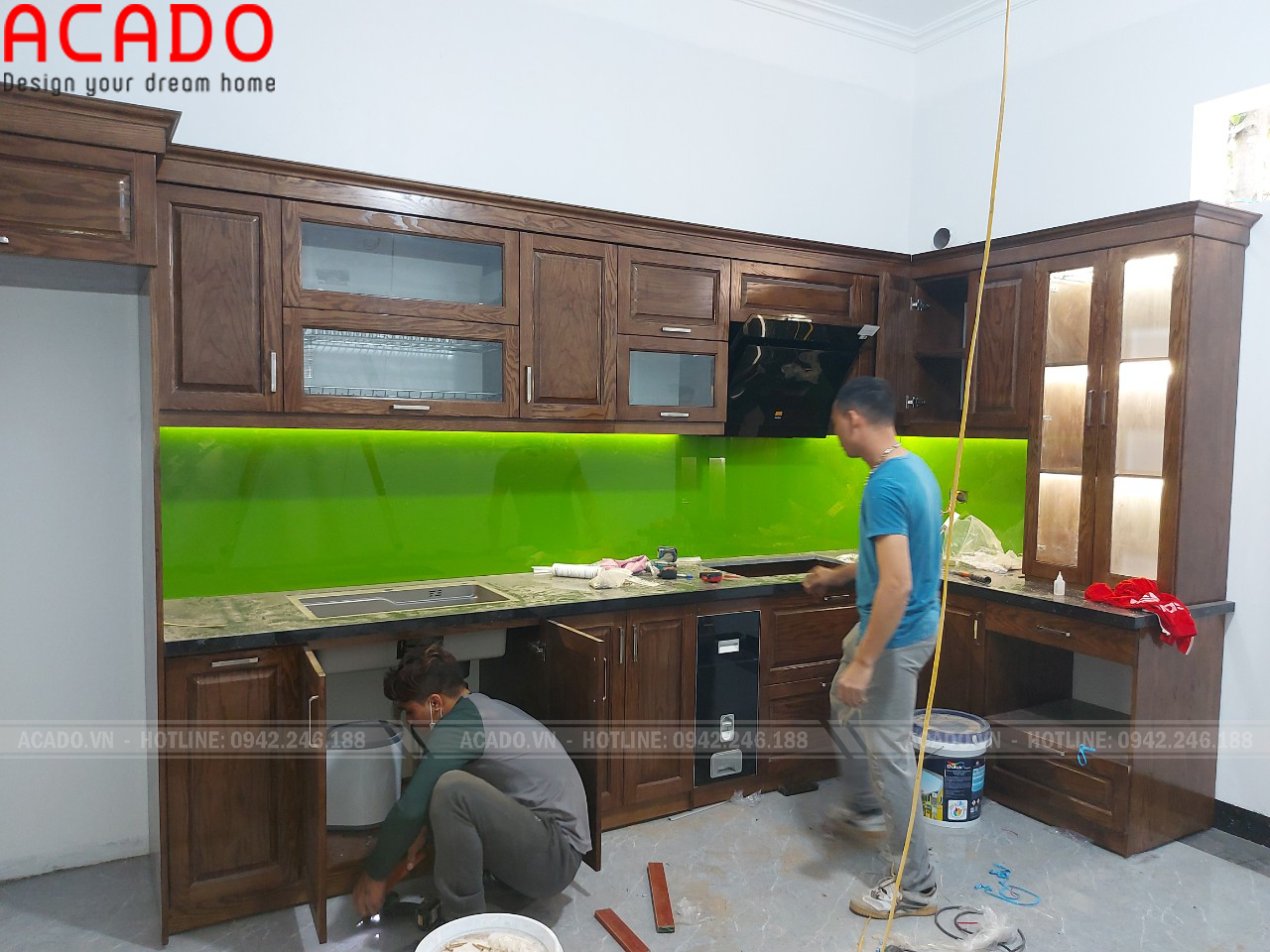 Kính bếp màu xanh tạo điểm nhấn và giữ vệ sinh tường cho không gian bếp của bạn