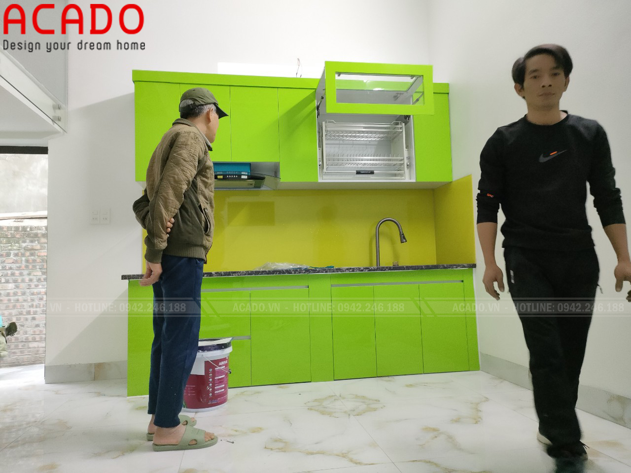 Tủ bêp sxanhs kết hợp kính vàng nổi bật - Thi công tủ bếp tại Phú Xuyên