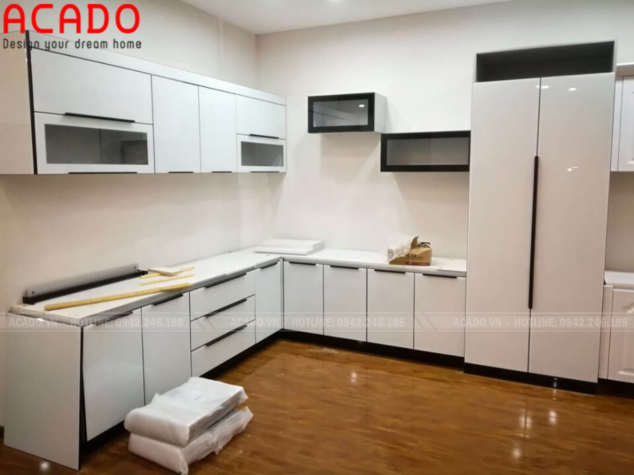 Tủ bếp cánh kính màu trắng vô cùng sang trọng và hiện đại tại ACADO