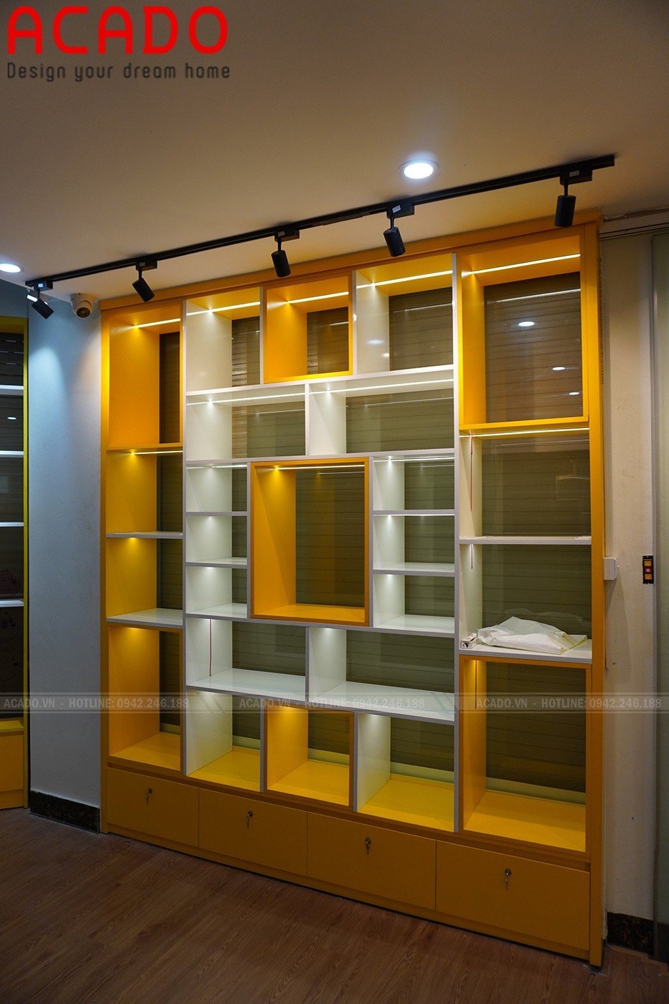 Hệ thống tủ trung bày chính của cửa hàng - Thi công nội thất cửa hàng tại Ngô Thì Nhậm