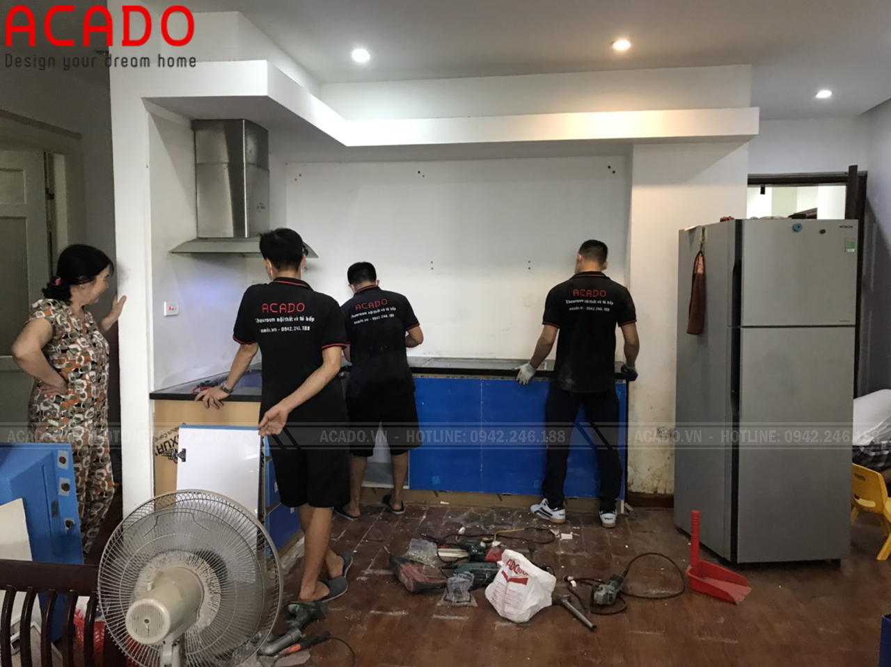 Hình ảnh đội ngũ thi công tủ bếp ACADO đang lắp đặt tủ bếp cho gia đình anh Tuấn Anh