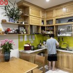 Hình ảnh tủ bếp gỗ sồi Nga màu vàng bắt mắt, trẻ trung - Nội thất ACADO