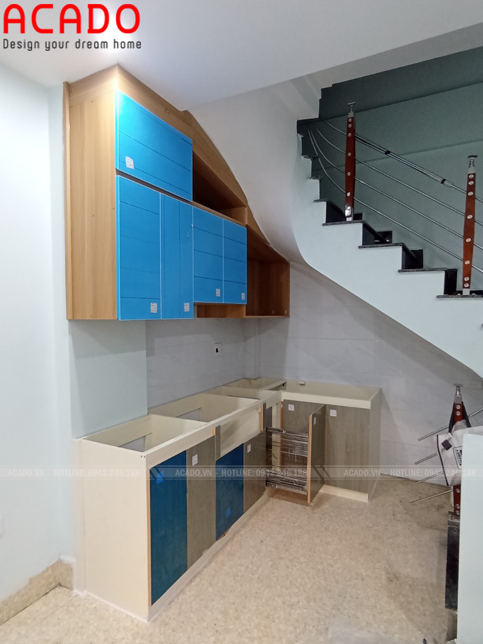 Tủ bếp chữ l tận dụng không gian dưới gầm cầu thang