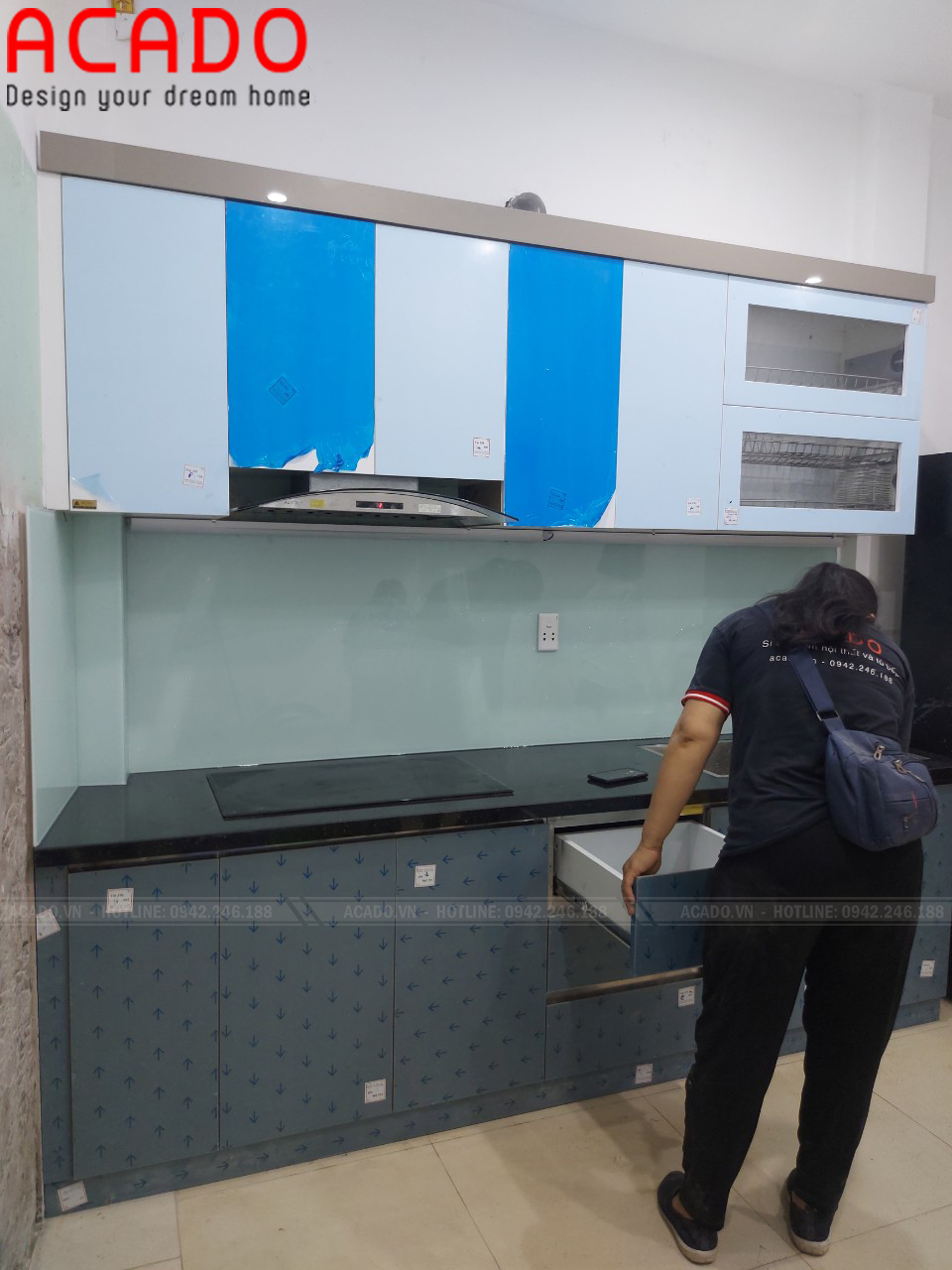 Tủ bếp thiết kế chữ I, chất liệu thùng inox cánh Acrylic