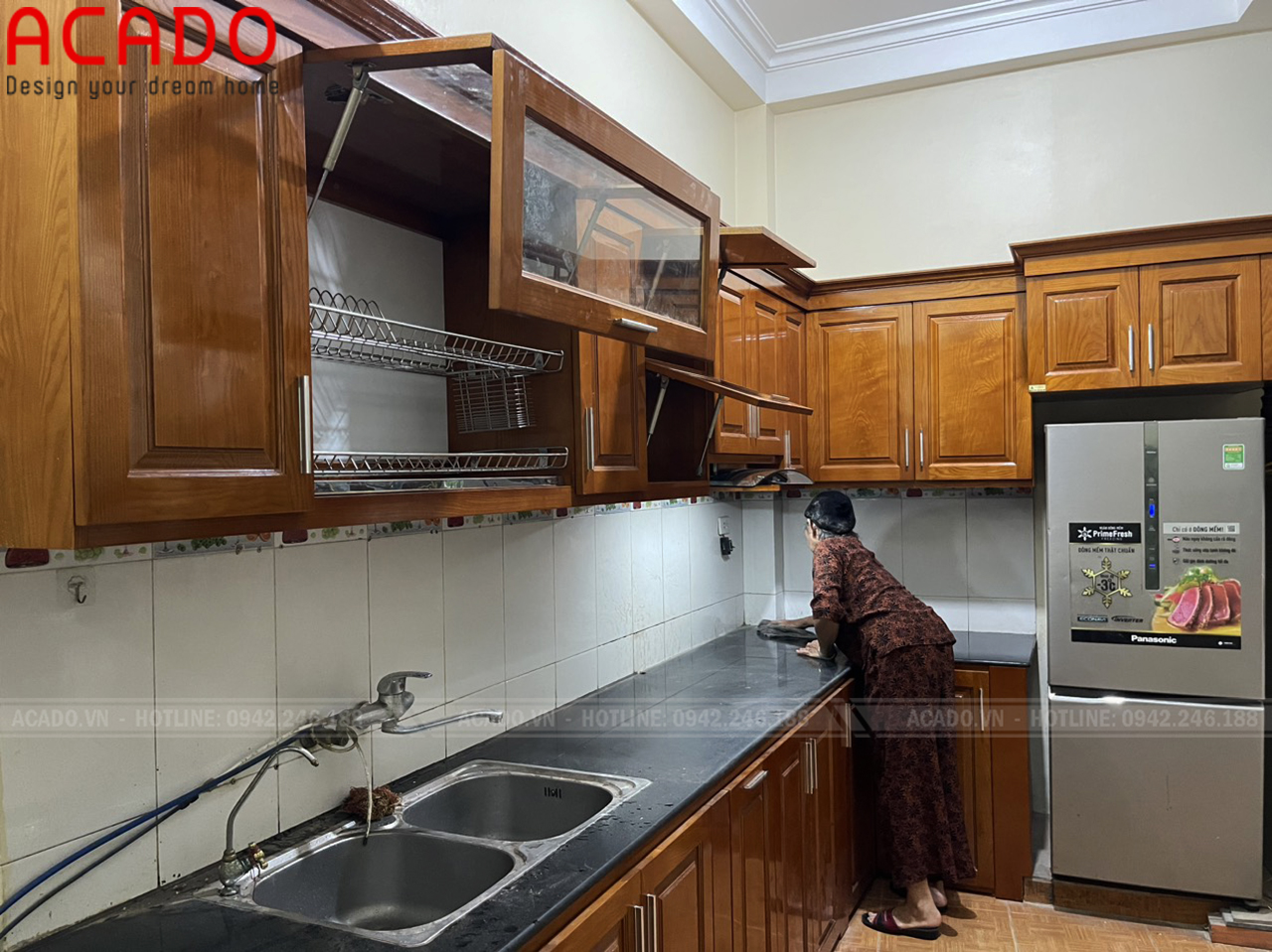 Tủ bếp gỗ sôi nga phun sơn PU màu cánh gián mang đến ko gian ấm cũng cho không gian bếp