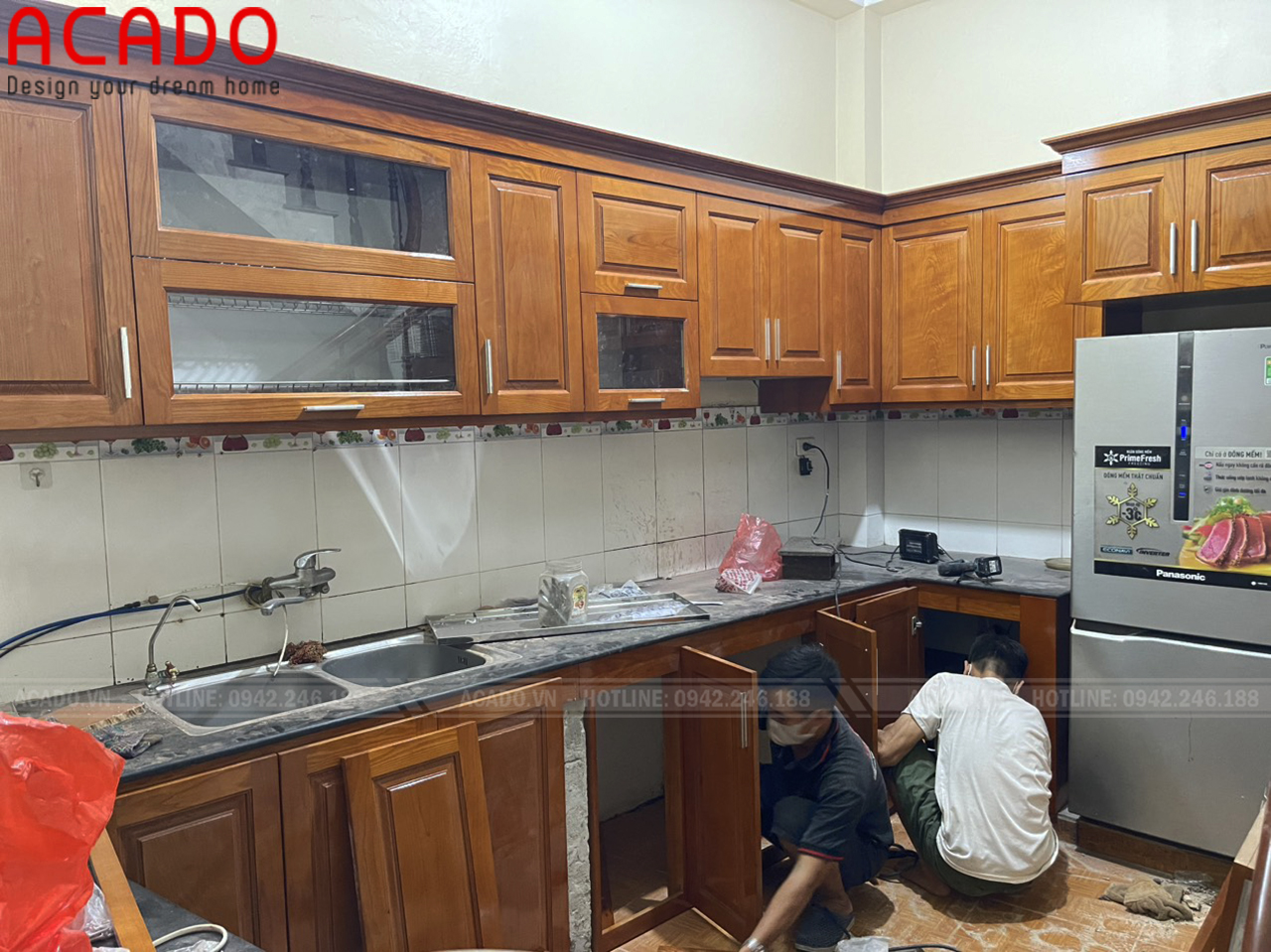 Hình ảnh đọi ngũ thi công ACADO đang lắp đặt tủ bếp cho gia đình anh Hiến