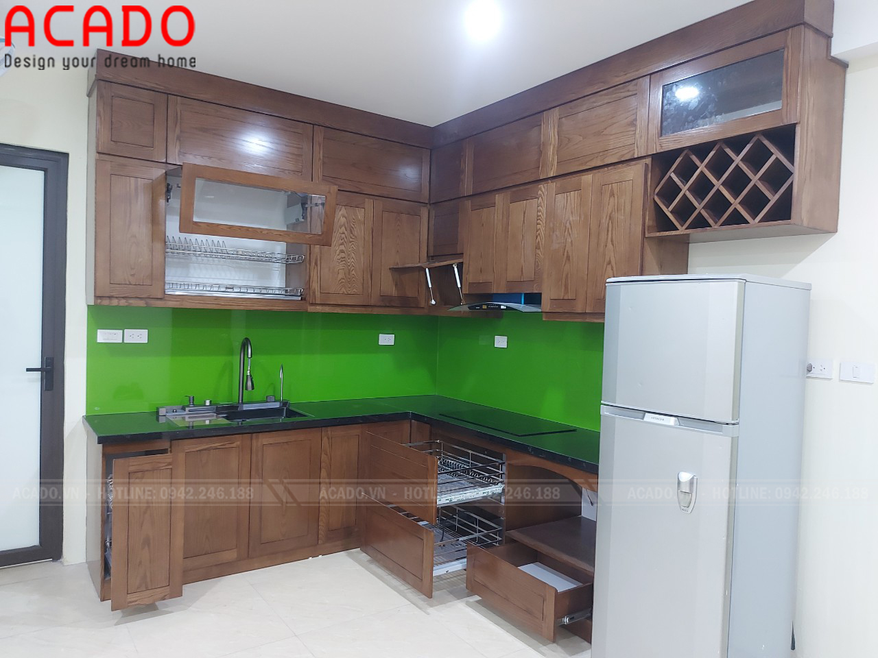 Tủ bếp kệt hợp kính bếp xanh lá trẻ trung - Thi công tủ bếp tại Từ Sơn