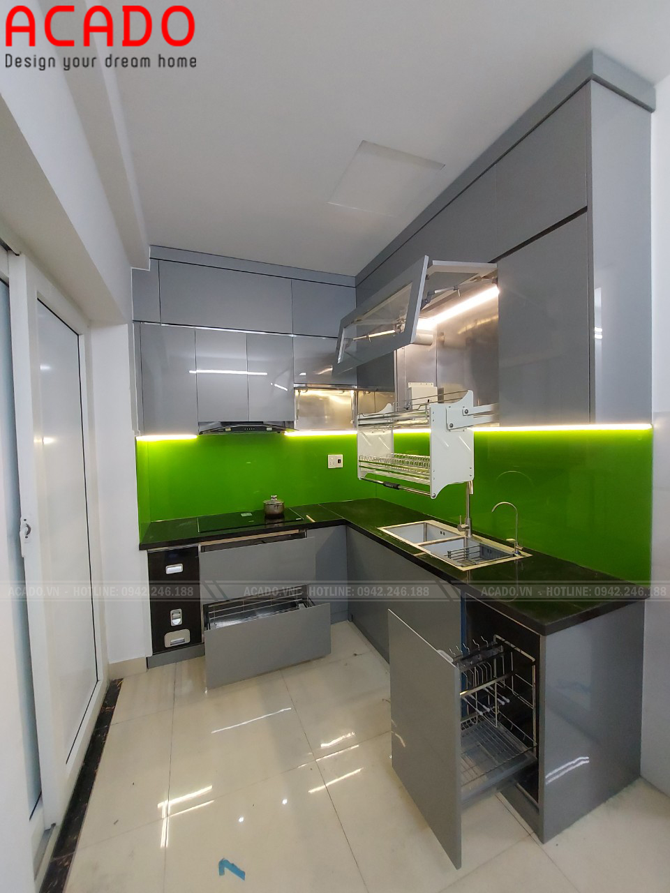 Tủ beeos sử duingj kính xanh kết hợp hệ thống đèn led tăng vẻ đẹp cho tủ bếp