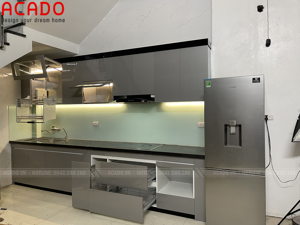 Kính bếp xanh trắng kết hợp hệ thống đèn led tăng thêm vẻ đẹp tủ bếp