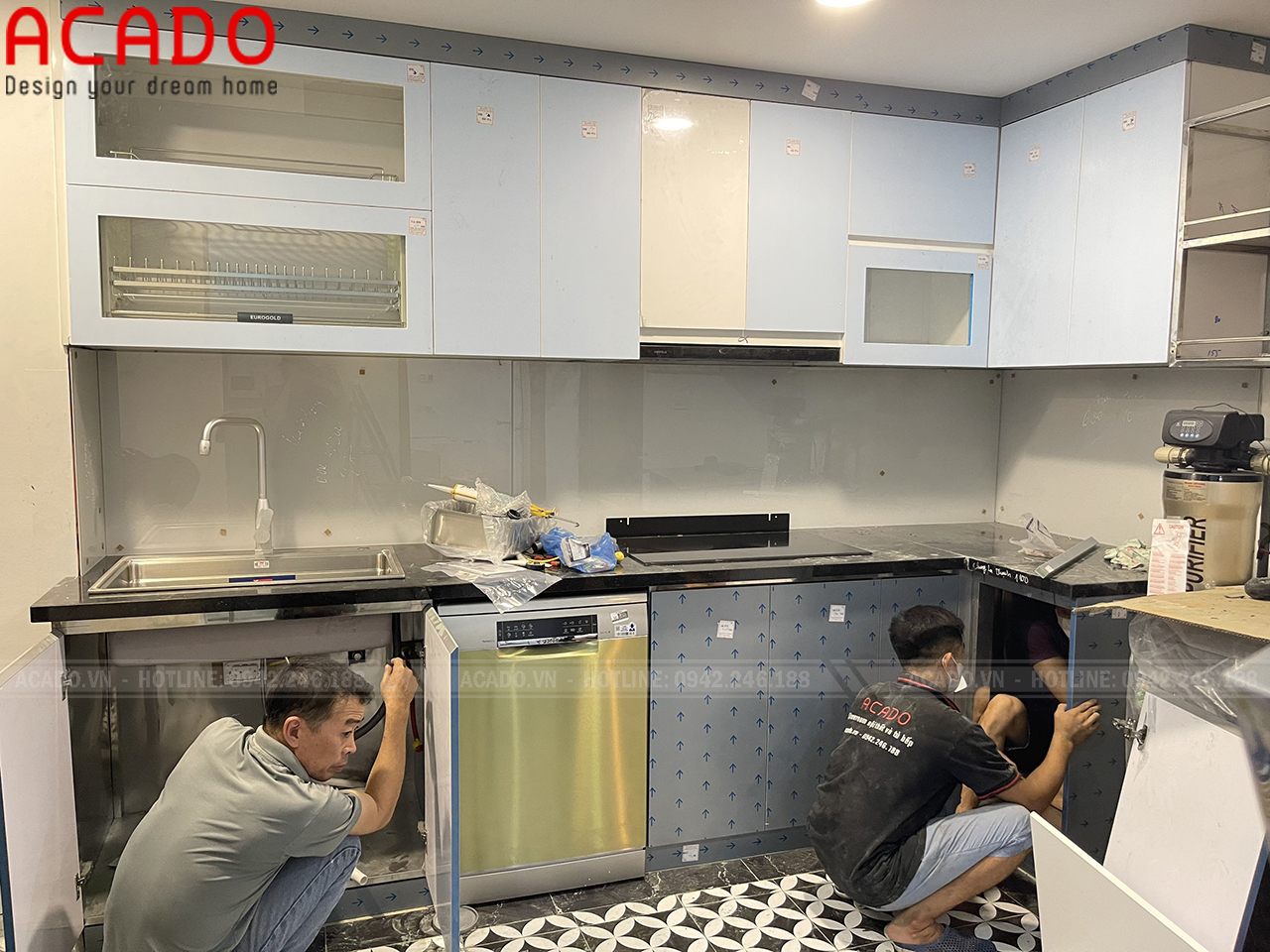 Thợ thi công nội thất ACADO đang lắp đặt tủ bếp cho gia đình anh Việt Anh