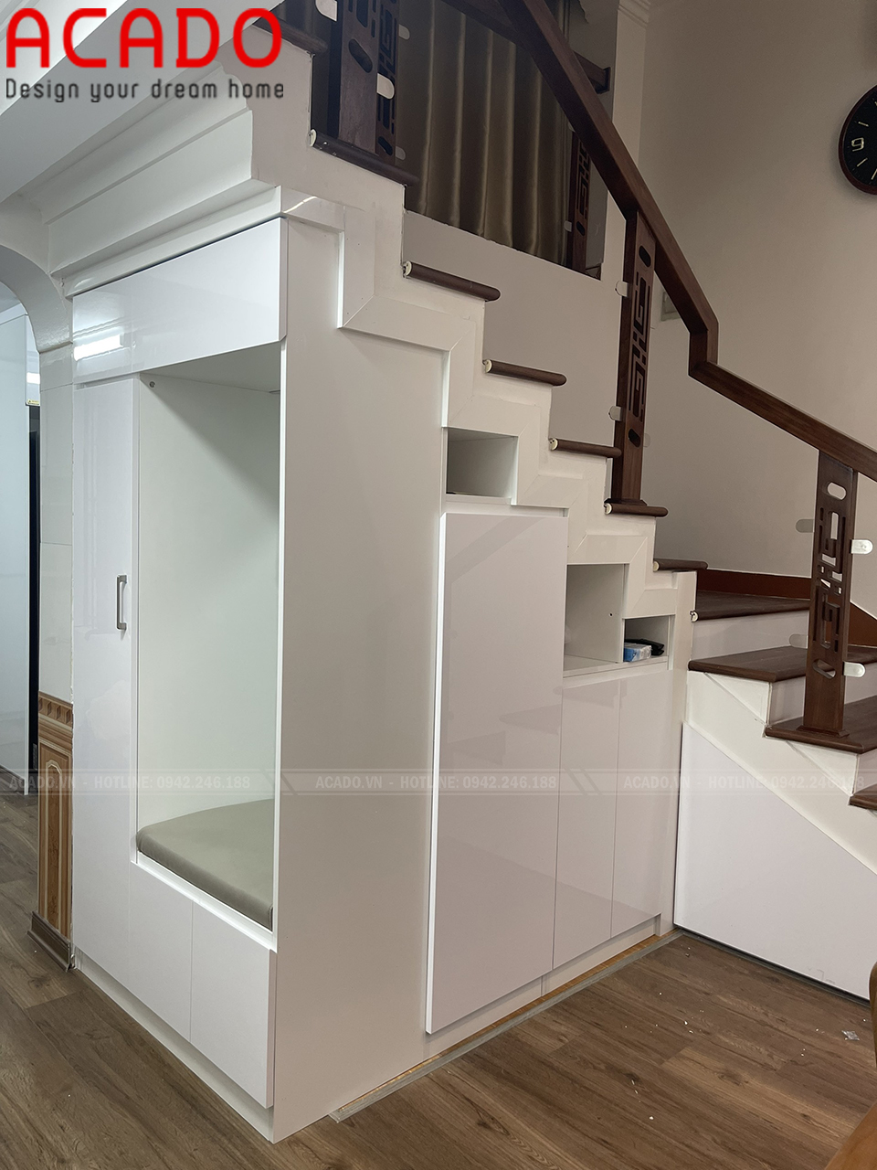 Hệ thống tủ gầm cầu thang màu trắng hiện đại - Làm nội thất tại Đông Anh