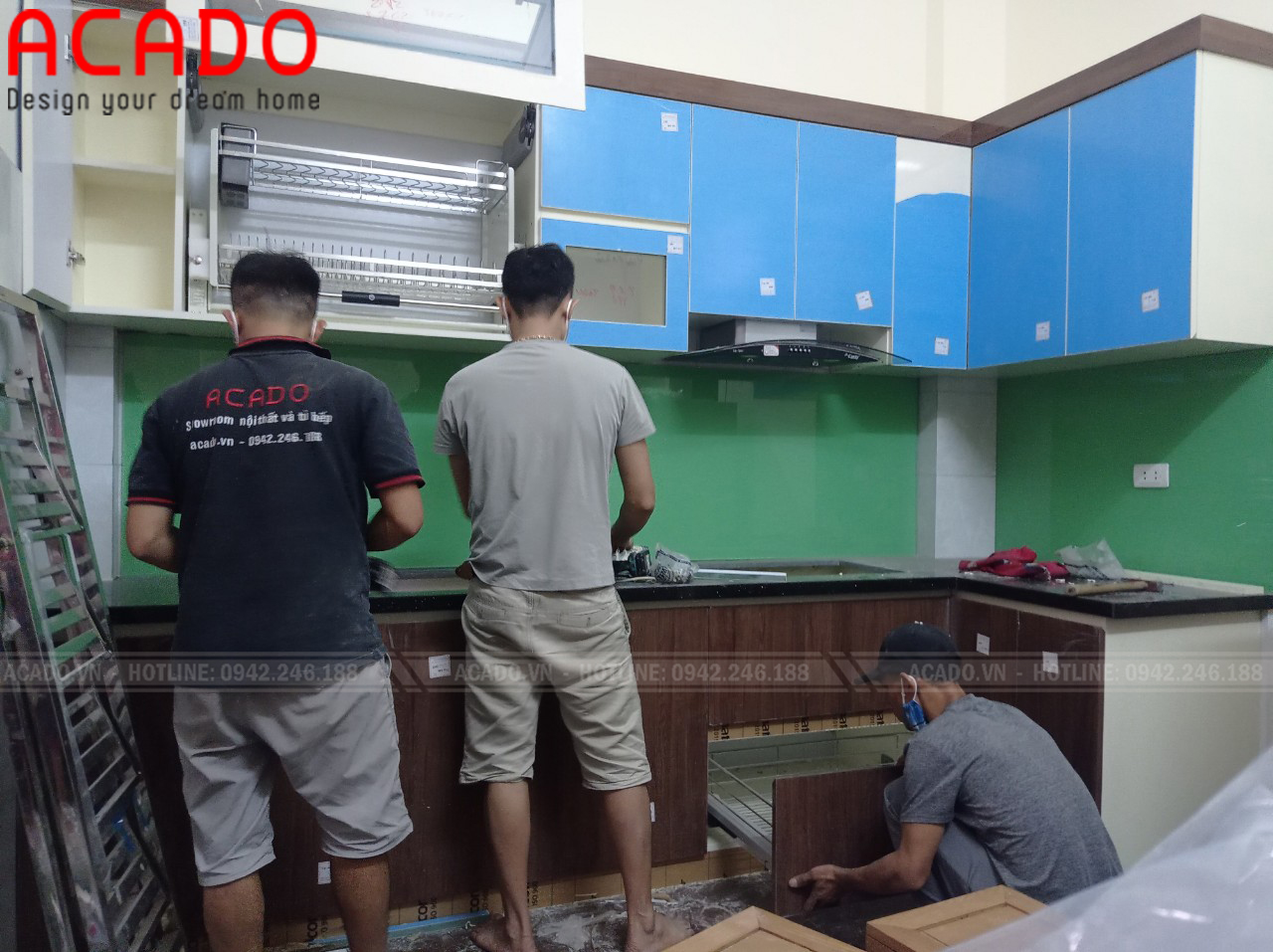 Hình ảnh đội ngũ thi công ACADO đang tiến hàng lắp đặt tủ bếp cho gia đình chị Phúc