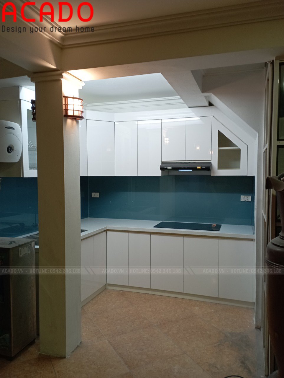 Kính bếp màu xanh dương nổi bật tảo điểm nhấn - làm tủ bếp tại Ngô Gia Tự