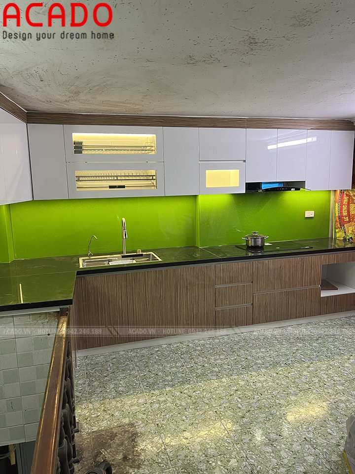 Kính bếp màu xanh nổi bật - Thi công tủ bếp tại Mễ Trì