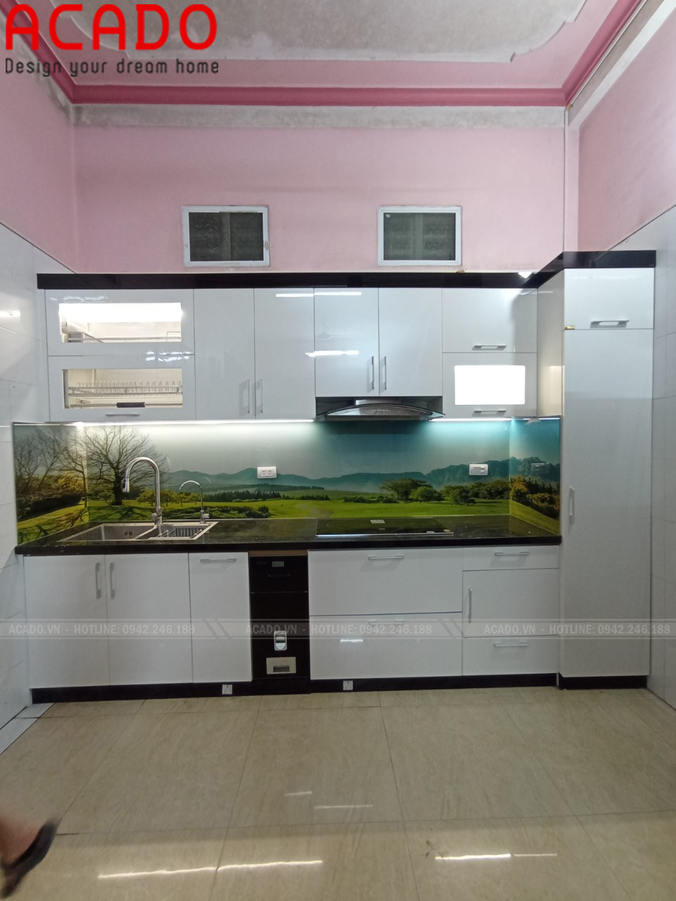 Tủ bếp Acrylic bóng gương màu trắng với thiết kế đầy đủ tiện nghi 