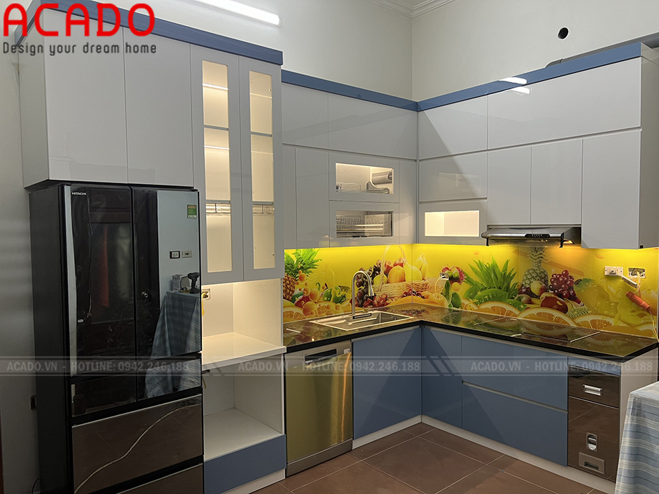 Mẫu tủ bếp dành cho nhà dân làm từ chất liệu Acrylic bóng gương bền đẹp, hiện đại