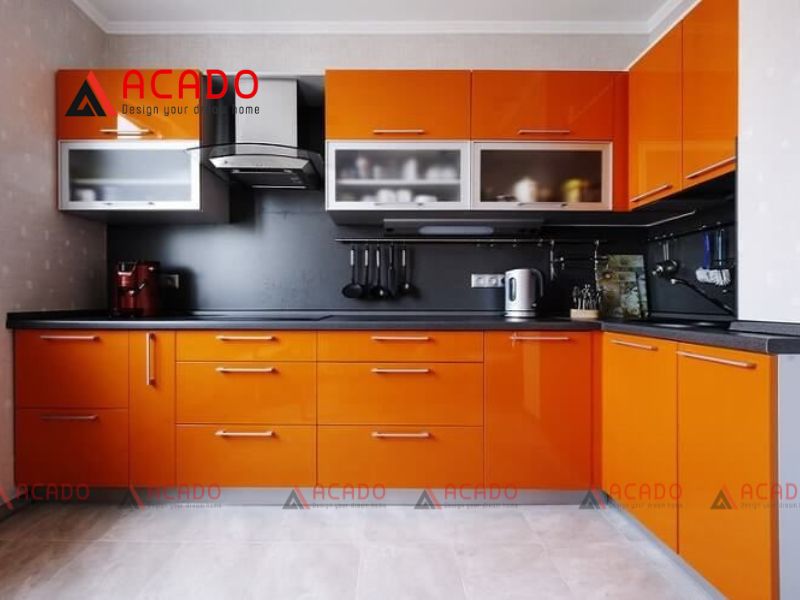 Tủ bếp màu cam chữ L