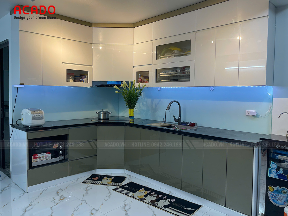 tủ bếp nhựa phủ acrylic màu trắng xanh rêu