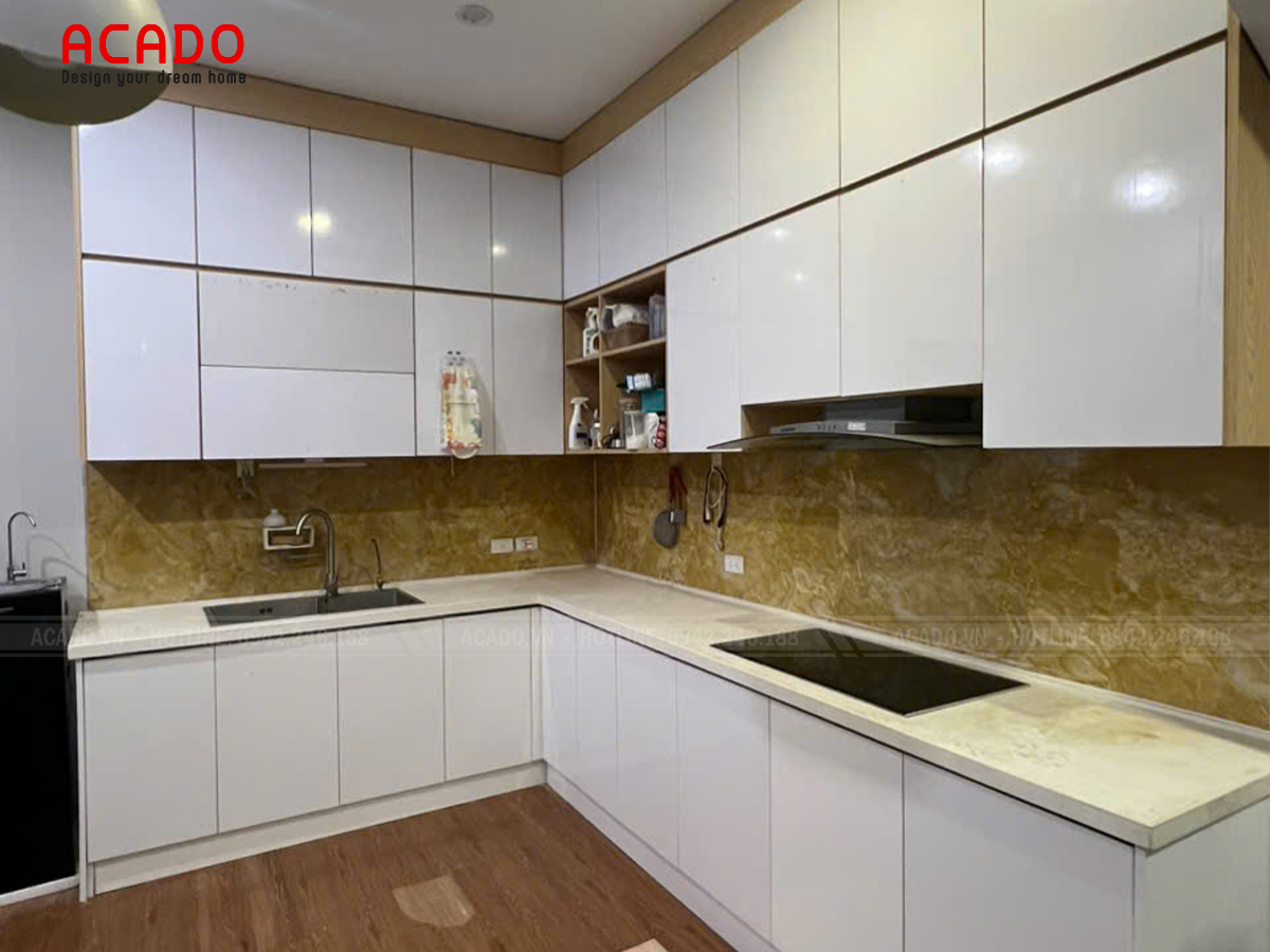 Mẫu tủ bếp nhựa PVC phủ acrylic màu trắng bóng