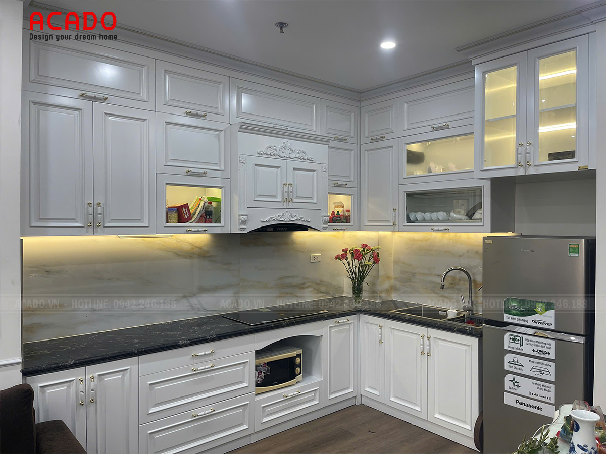 Tủ bếp tân cổ điển chữ L kết hợp đèn LED