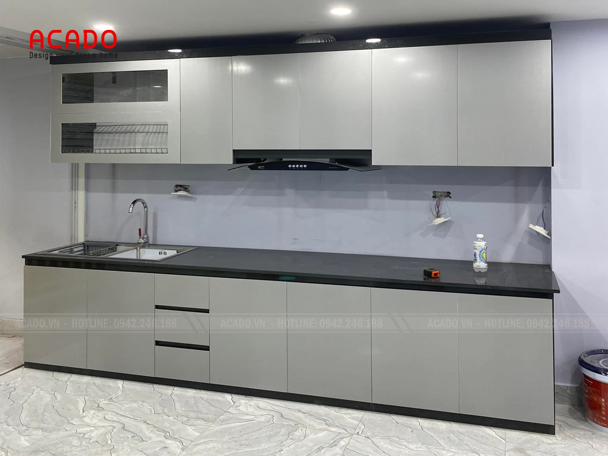Tủ bếp có máy hút mùi kính cong